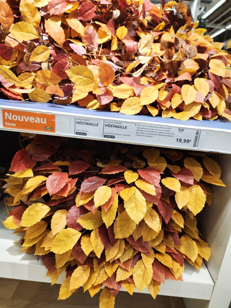 Couronne de feuilles d'automne artificielles.