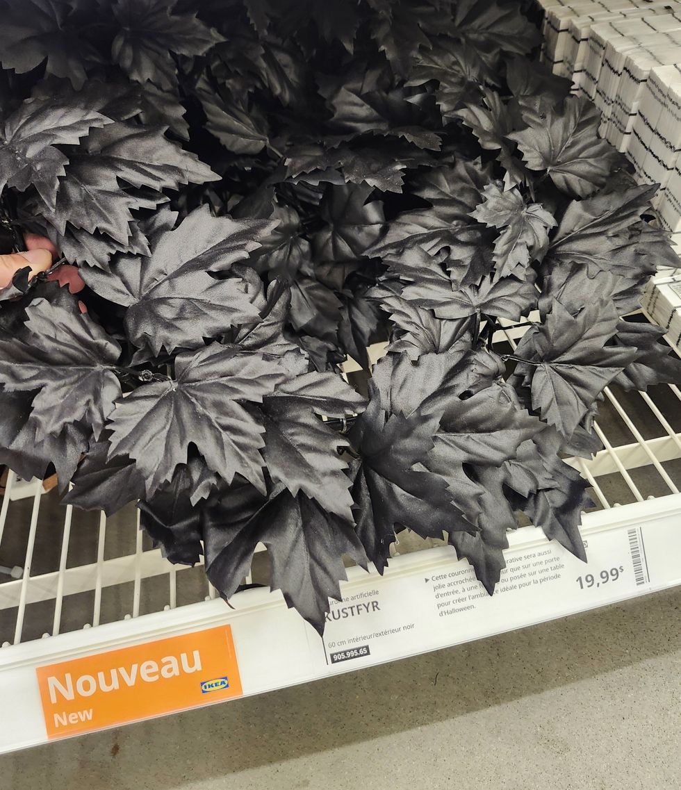 Couronne de feuilles noires artificielles.