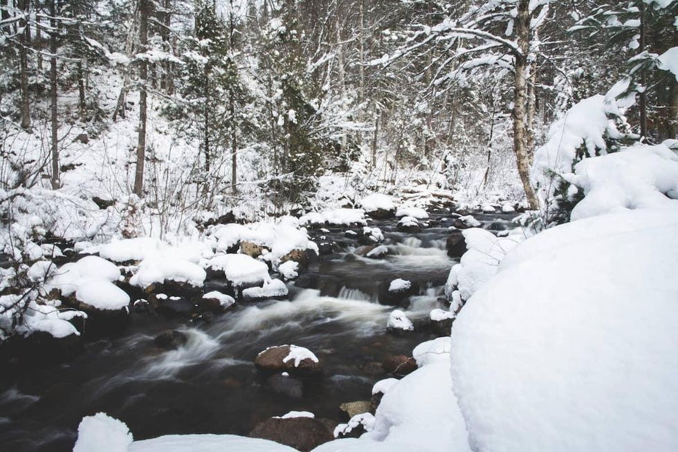 Cours d'eau pr\u00e8s du Airbnb La M\u00e9lilot.