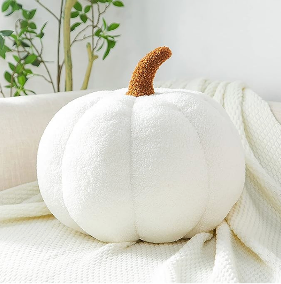 Coussin d\u00e9coratif en forme de citrouille.