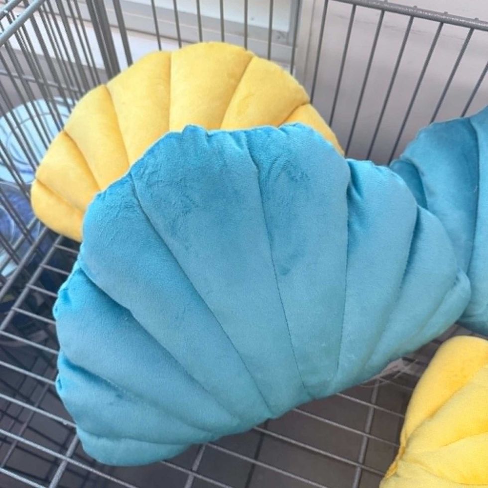 Coussins en forme de coquillage en vente au Tigre G\u00e9ant pour 10 $.