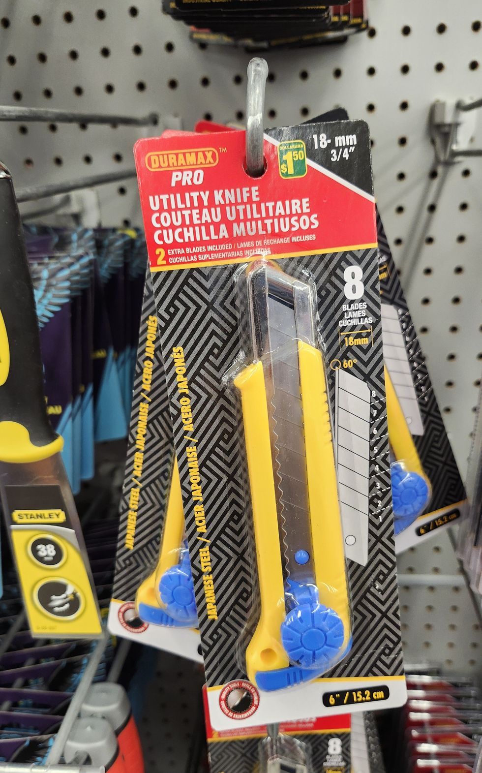 Couteau \u00e0 lame r\u00e9tractable sur les \u00e9tag\u00e8res du Dollarama.