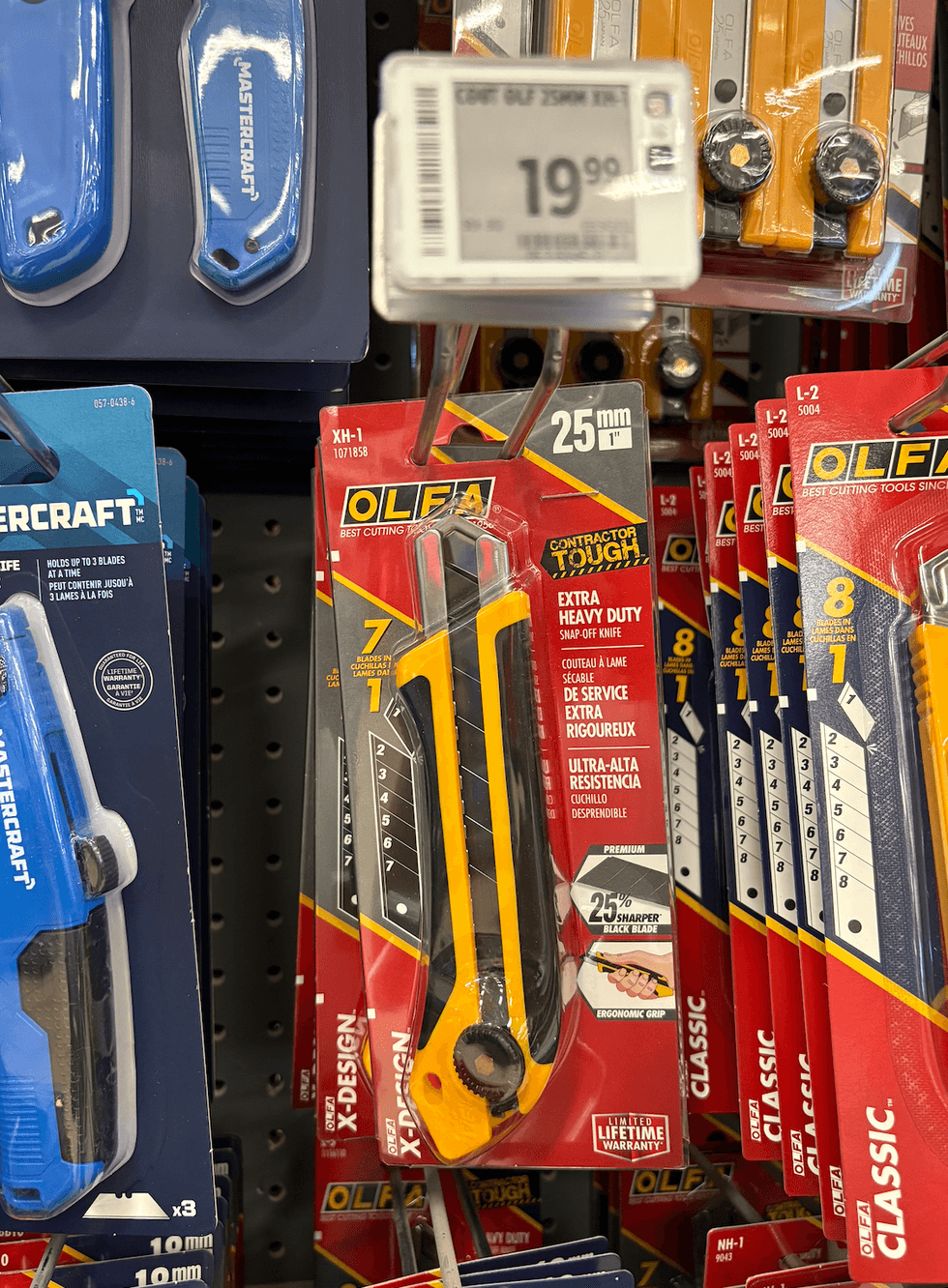 Couteau \u00e0 lame s\u00e9cable sur les \u00e9tag\u00e8res du Canadian Tire.