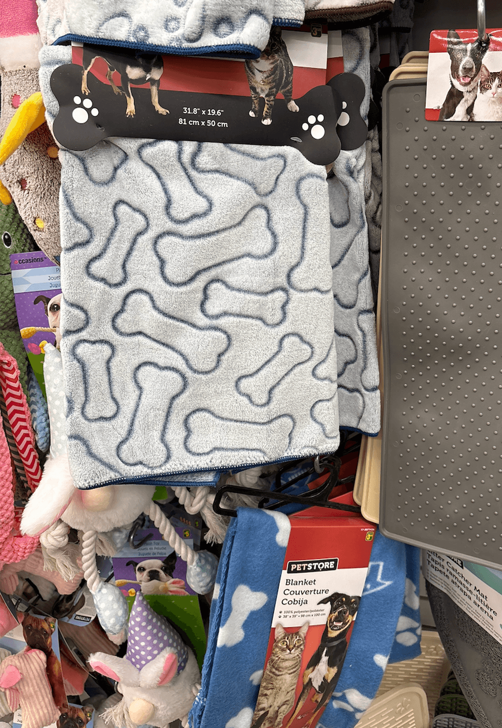 Couverture pour animaux sur les \u00e9tag\u00e8res du Dollarama.
