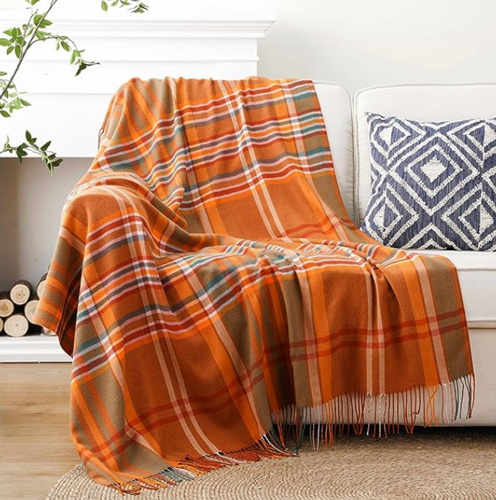 Couverture \u00e0 carreaux orange.