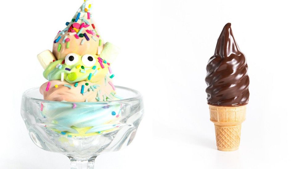 Cr\u00e8me glac\u00e9e multicolore. Droite : Cornet tremp\u00e9 dans l'enrobage chocolat\u00e9 r\u00e9tro.