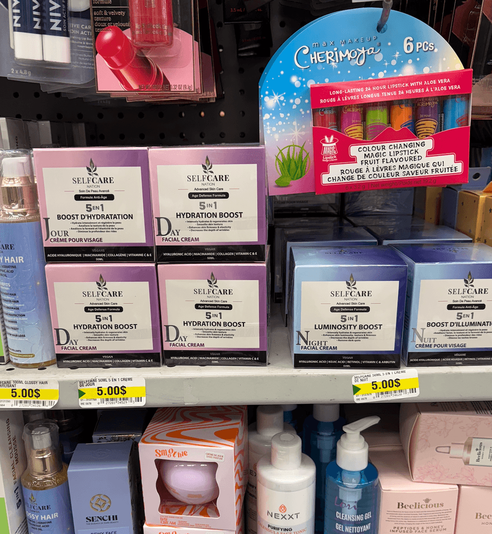 Cr\u00e8mes pour le visage sur les tablettes du Dollarama.