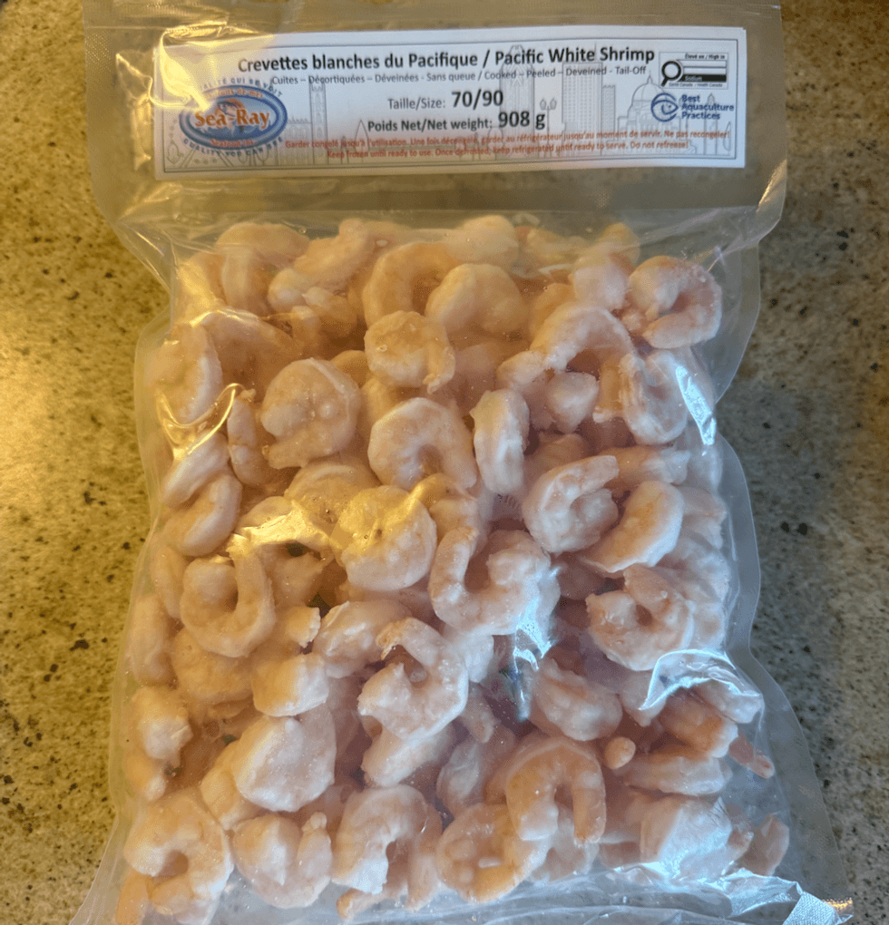 Crevettes blanches du Pacifique cuites et d\u00e9cortiqu\u00e9es achet\u00e9es au Liquidation Marie.