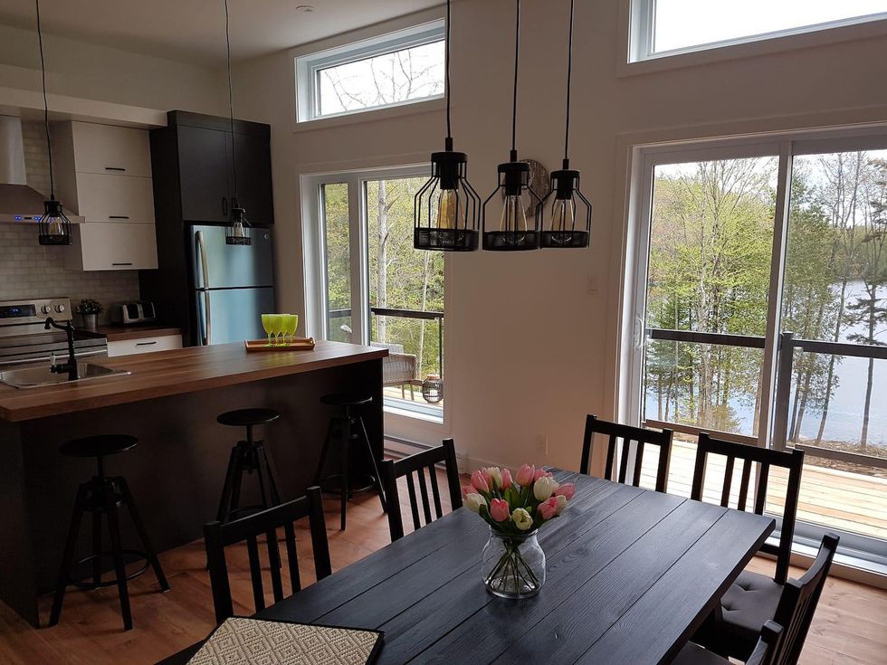 Cuisine et salle \u00e0 manger du Airbnb Lanaudi\u00e8re.