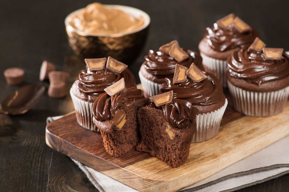 Cupcakes au chocolat garnis de beurre d\u2019arachide.