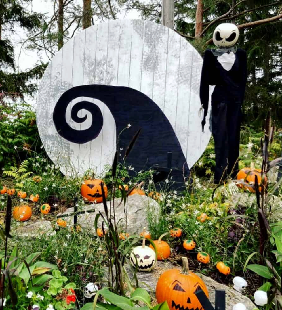 D\u00e9coration \u00e0 th\u00e9matique Tim Burton au Centre de la nature.