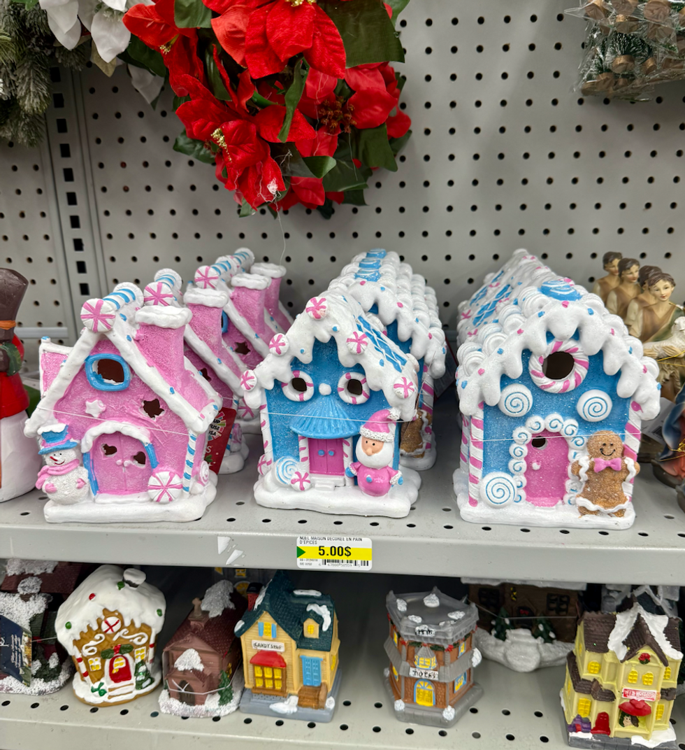 D\u00e9corations en forme de petites maisons de No\u00ebl aux couleurs pastel vendues au Dollarama.