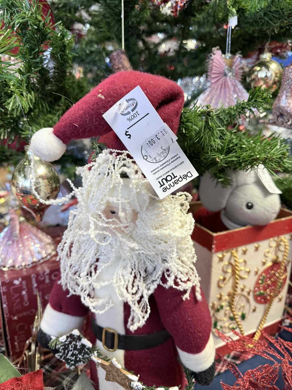 D\u00e9corations vari\u00e9es en vente \u00e0 la boutique \u00e9ph\u00e9m\u00e8re D\u00e9panne TOUT.