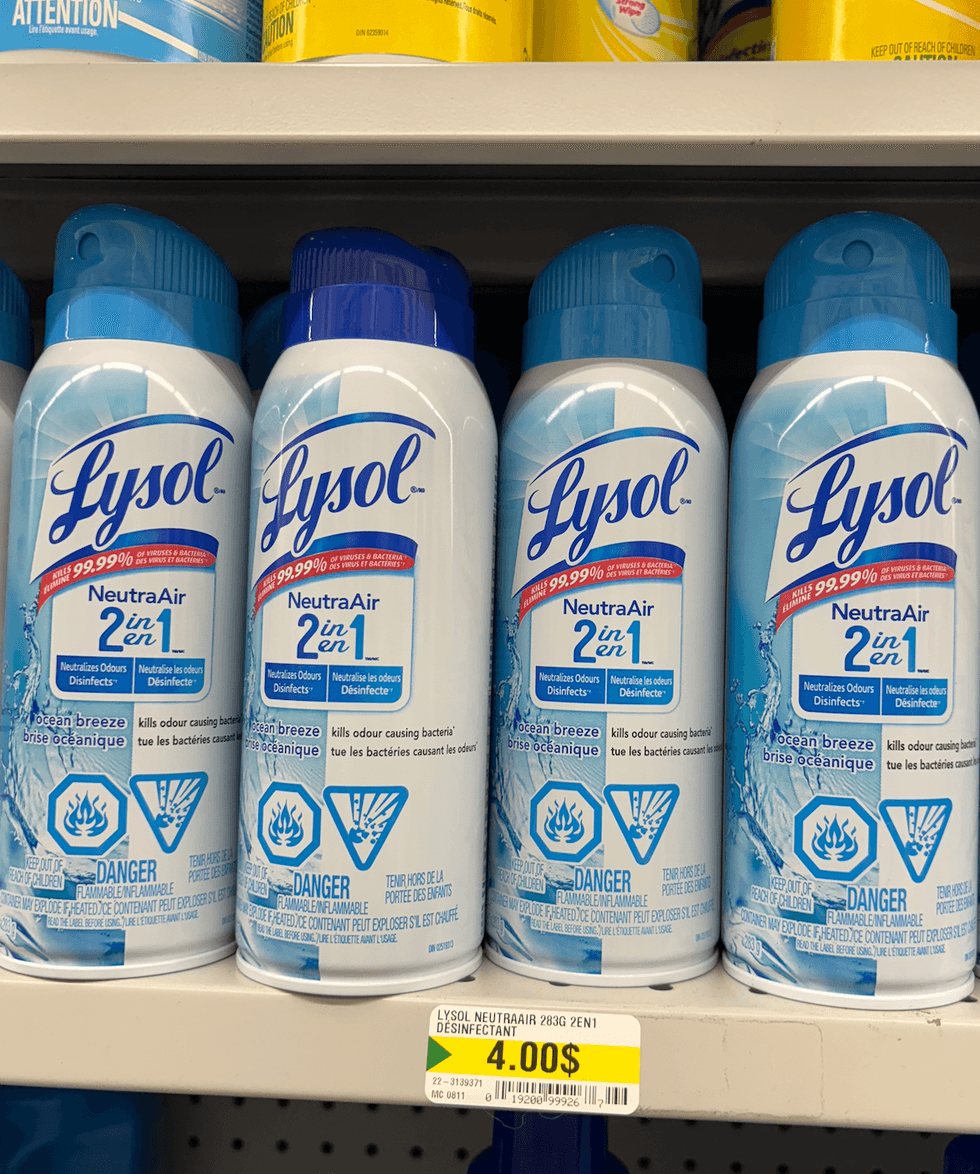 D\u00e9sinfectant en vaporisateur Lysol Neutra Air 2 en 1 sur les tablettes du Dollarama.