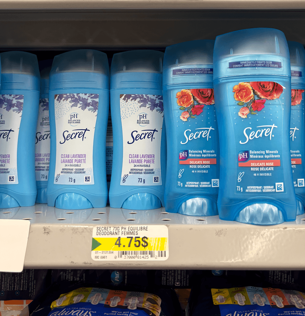 D\u00e9sodorisant invisible en b\u00e2ton non parfum\u00e9 sur les tablettes du Dollarama.