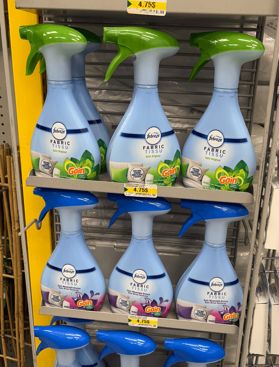 D\u00e9sodorisant pour textiles Febreze sur les tablettes du Dollarama.