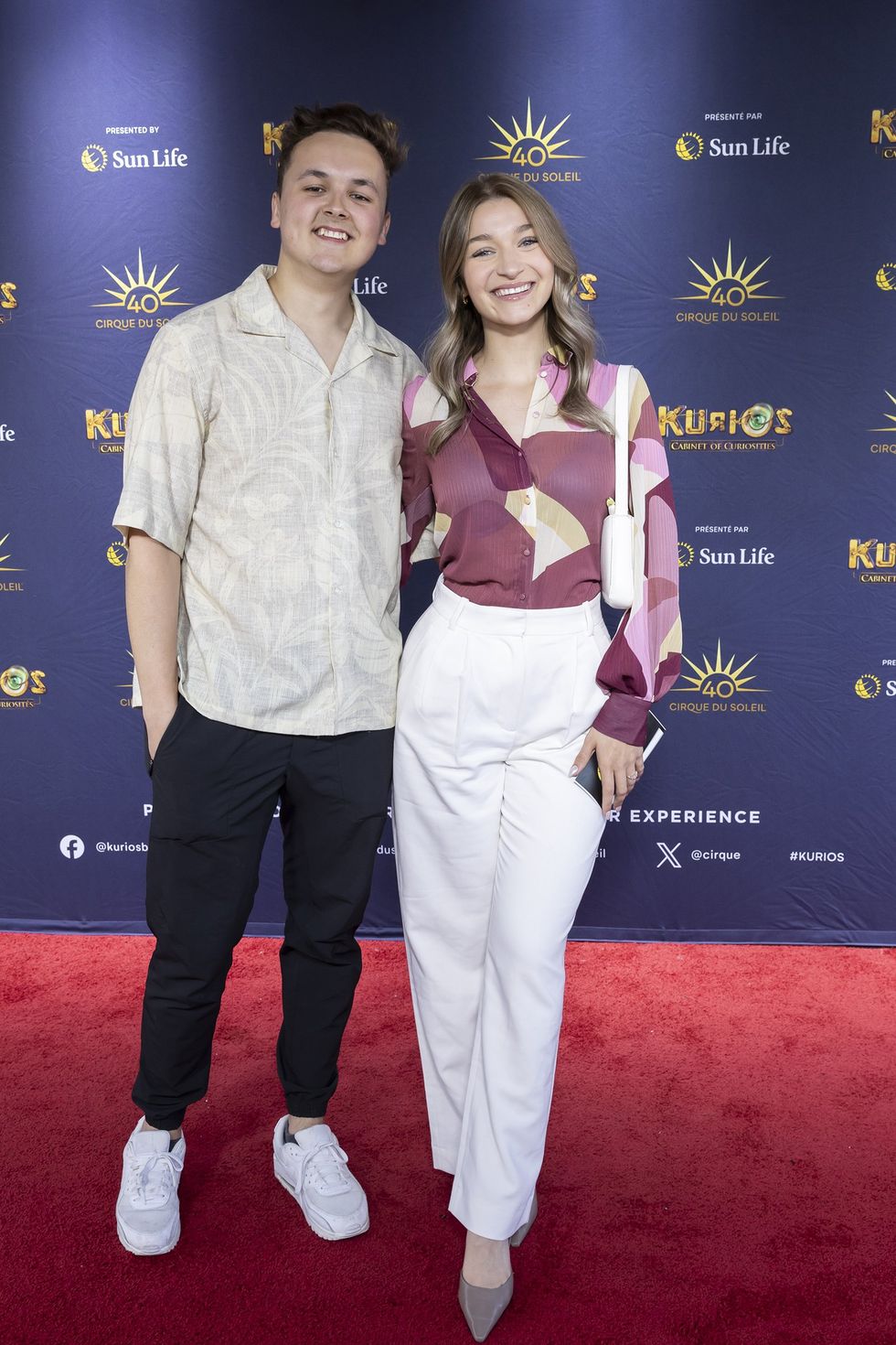 Danick Martineau et sa copine Salom\u00e9 Bengoufa sur le tapis rouge de Kurios du Cirque du Soleil.