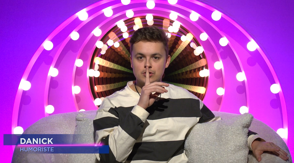 Danick Martineau qui fait un \u00ab shhhh \u00bb avec son doigt devant sa bouche.