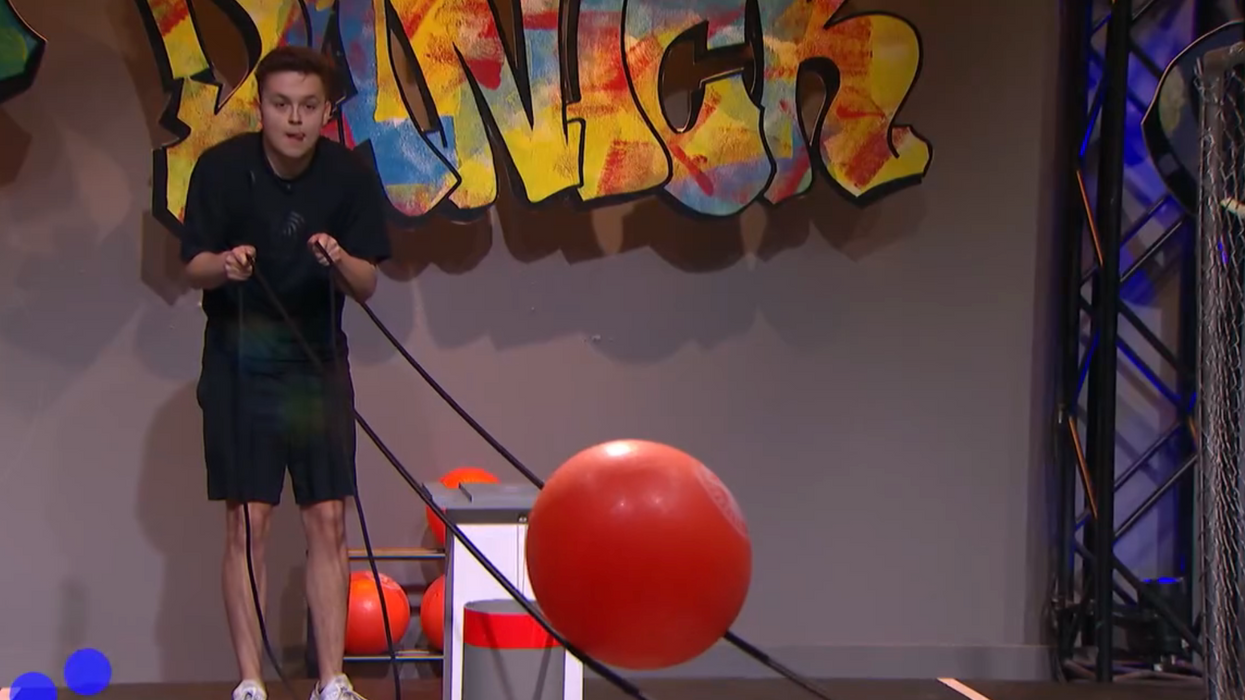 Danick Martineau qui tire des cordes pour déplacer un ballon pendant un défi à Big Brother Célébrités.