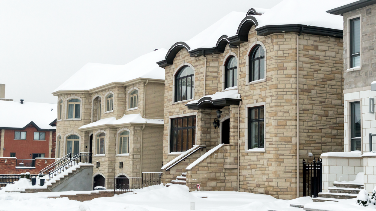 De grandes maisons en rangée à Montréal.