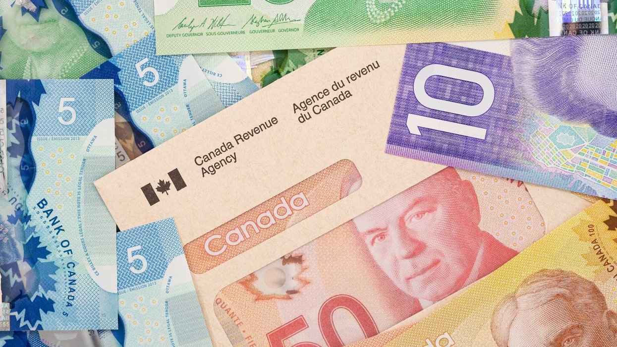 De l'argent canadien et une enveloppe de l'Agence du revenu du Canada.