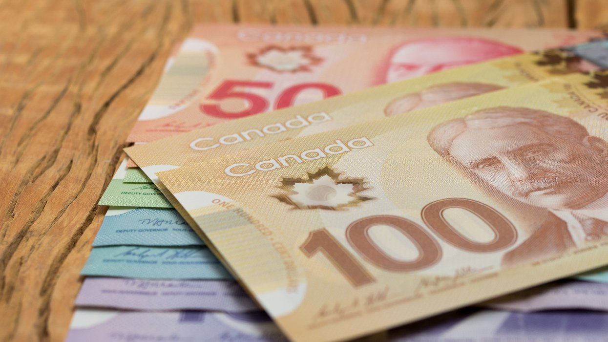De l'argent canadien sur une table.