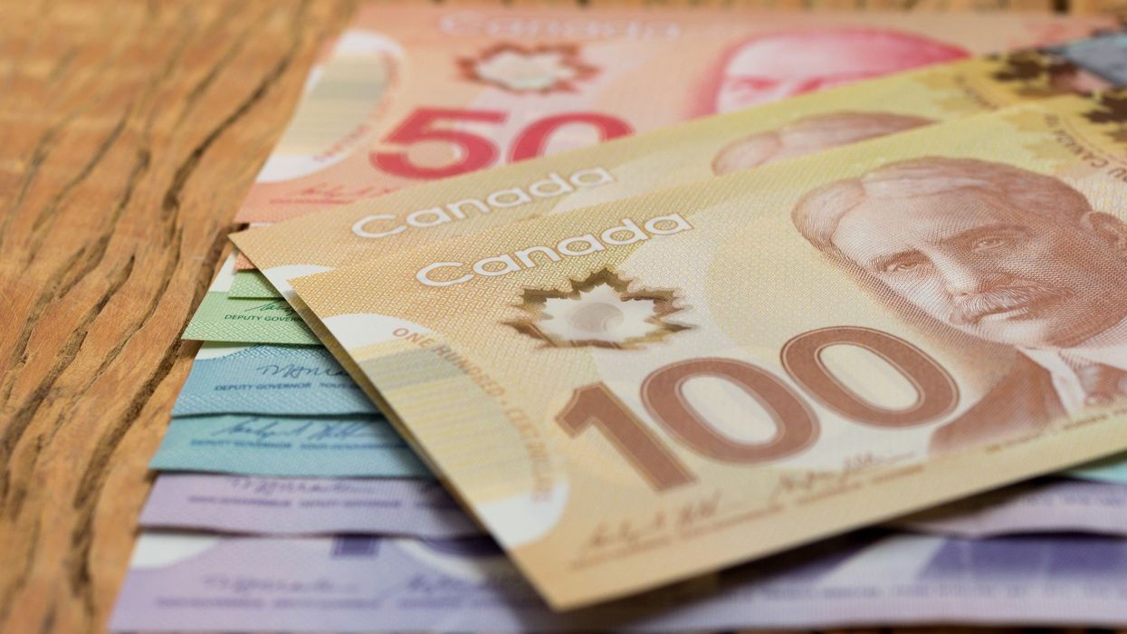 De l'argent canadien.
