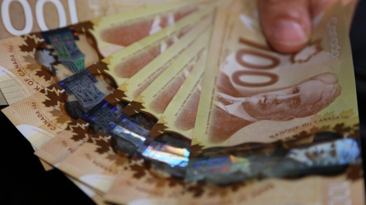 De l'argent canadien.