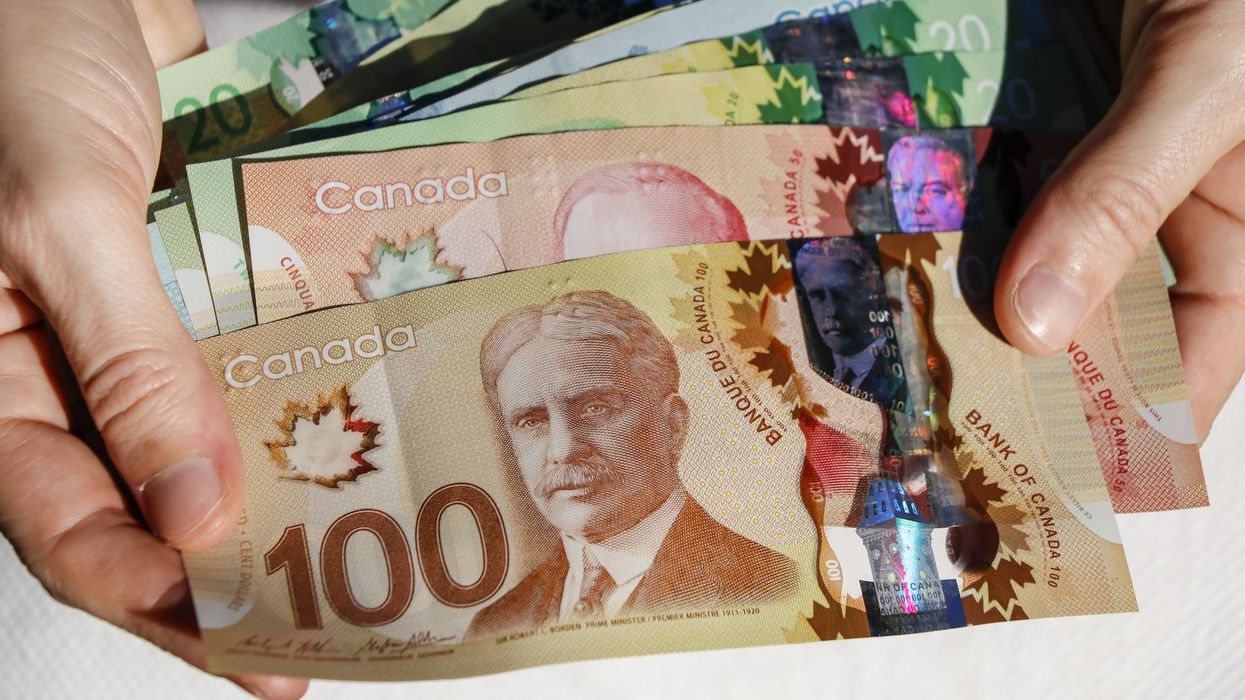 De l'argent canadien.