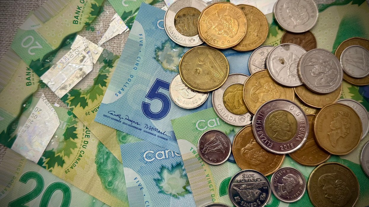 De l'argent canadien.