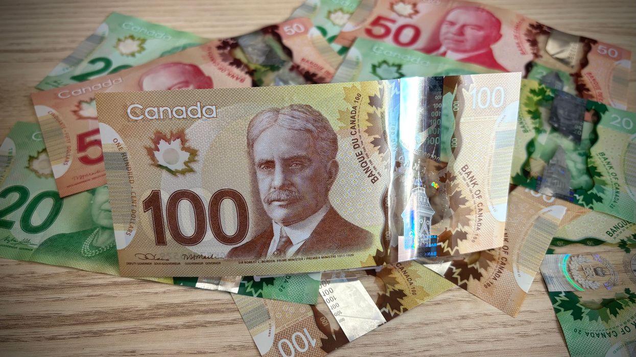 De l'argent canadien.