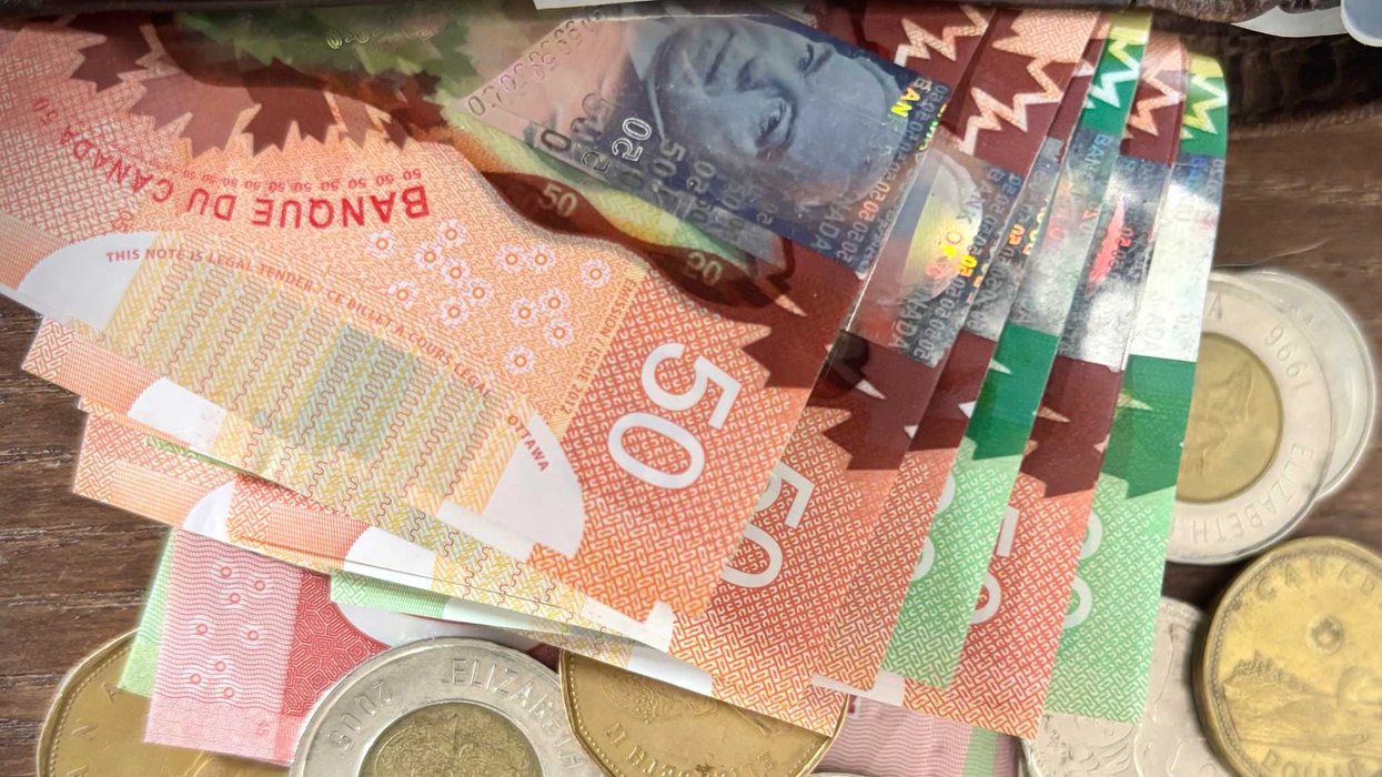 De l'argent canadien.