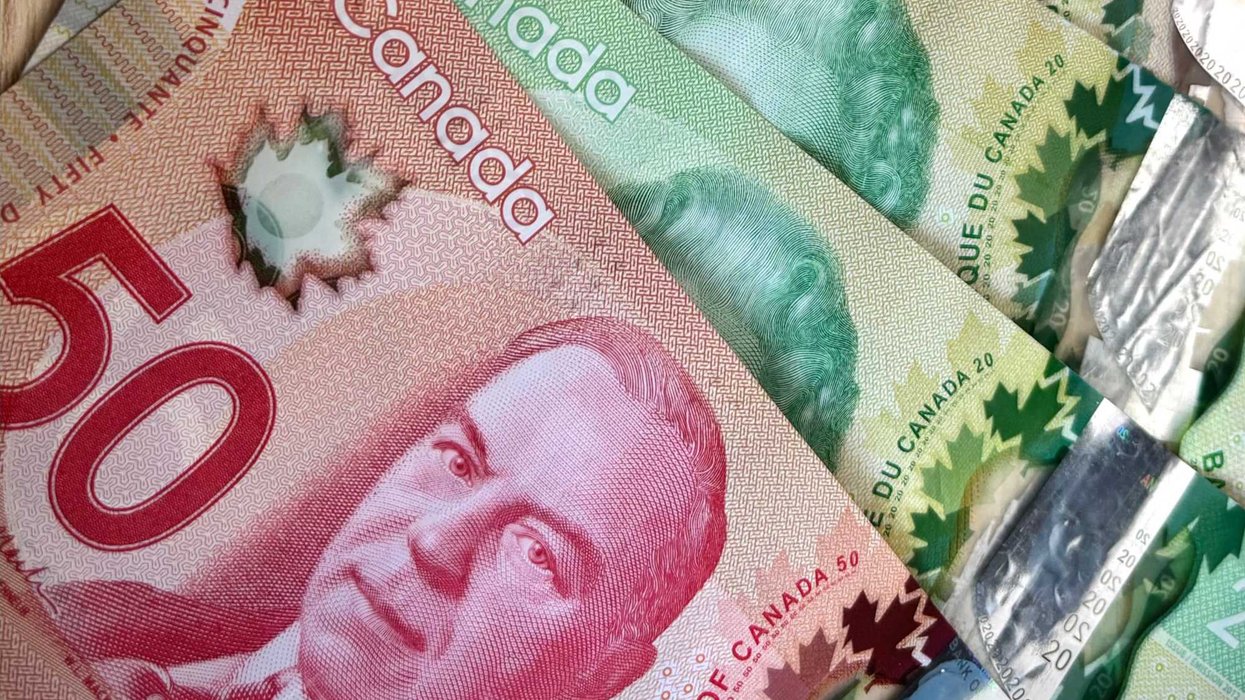 De l'argent canadien.