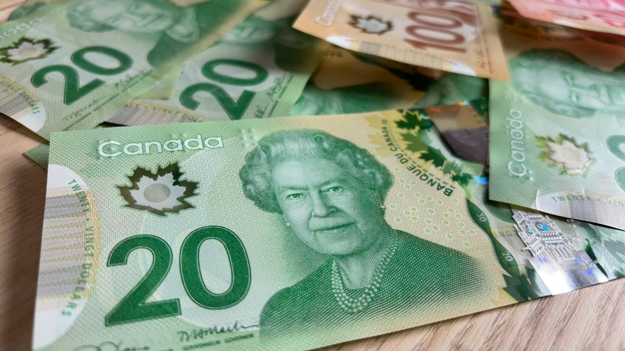De l'argent canadien.