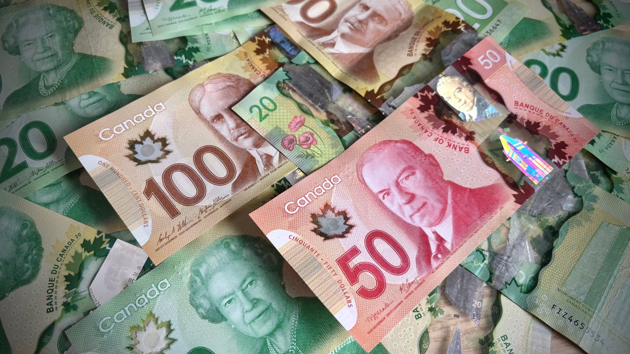 De l'argent canadien.