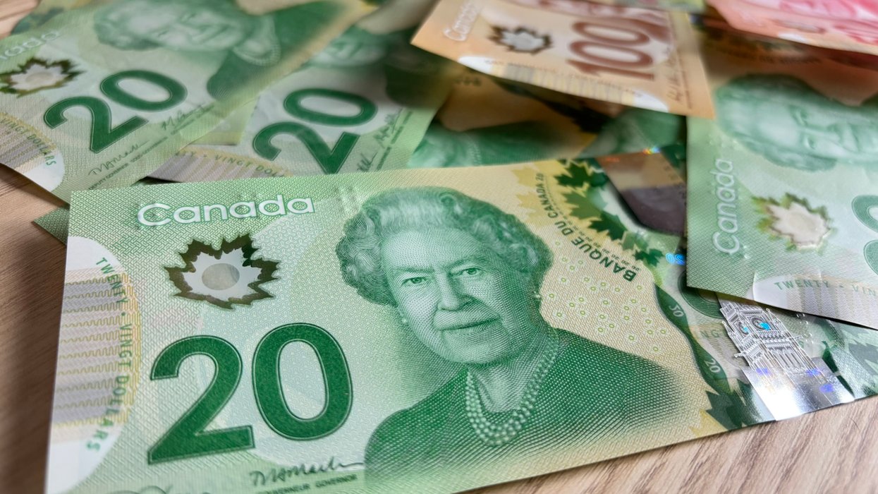 De l'argent canadien.