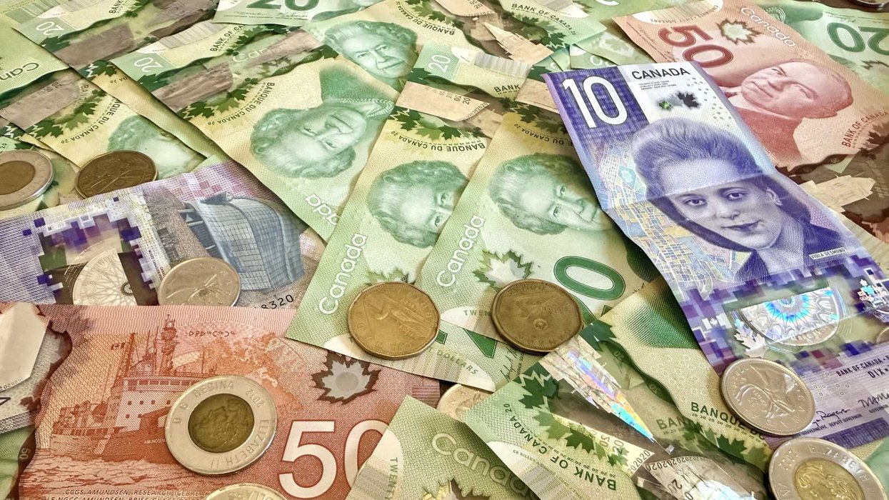 De l'argent canadien.