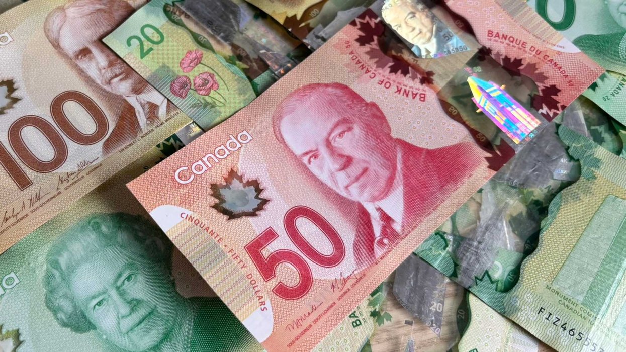 De l'argent canadien.