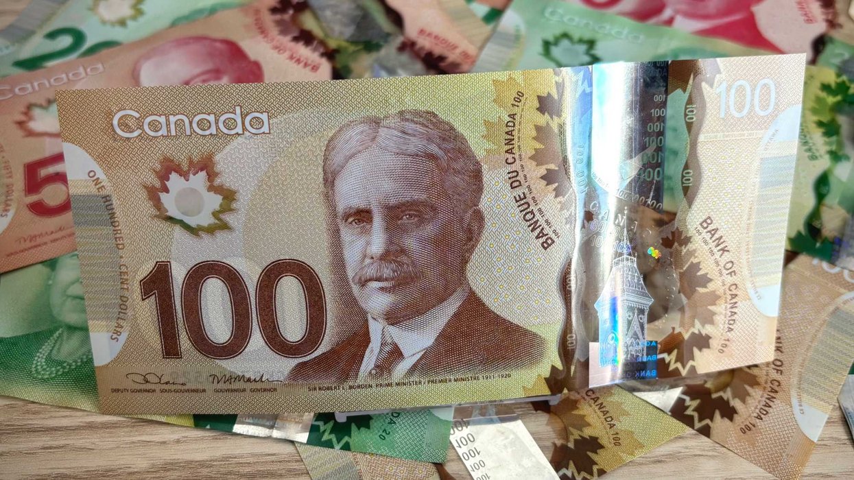 De l'argent canadien.