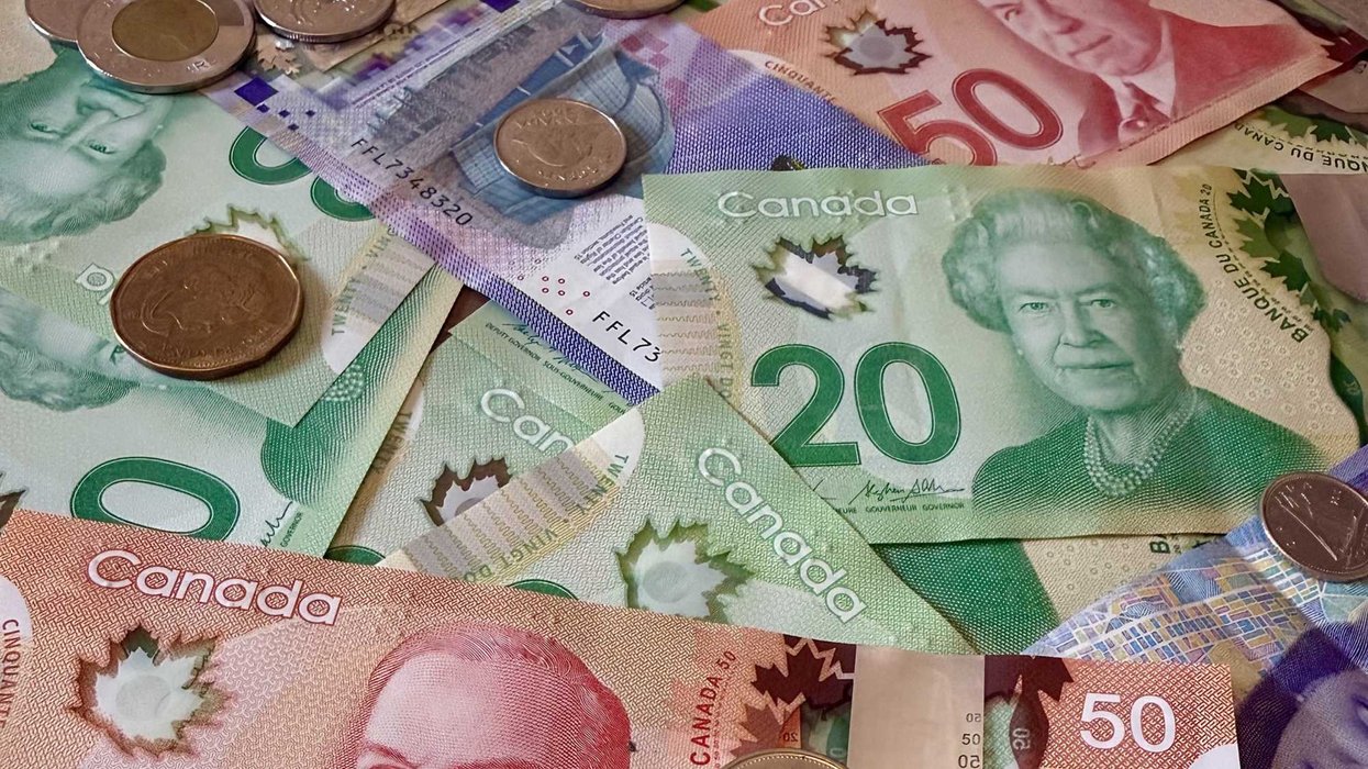 De l'argent canadien.