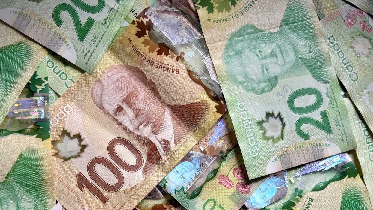 De l'argent canadien.