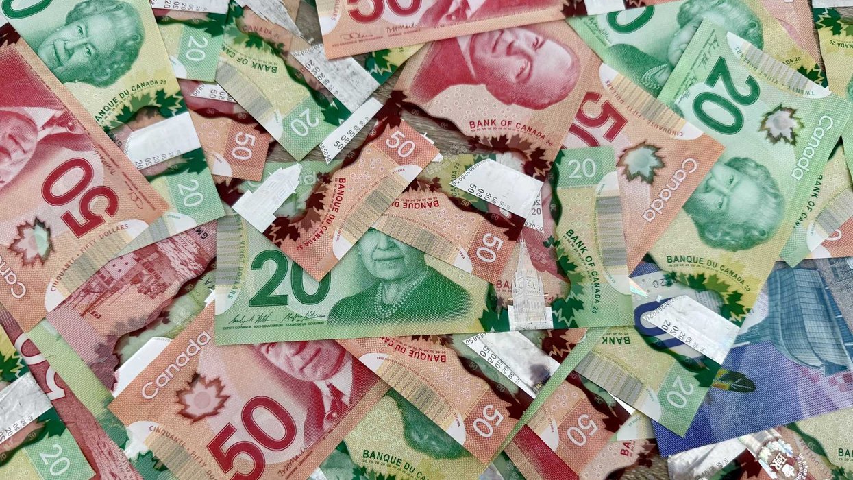 De l'argent canadien.