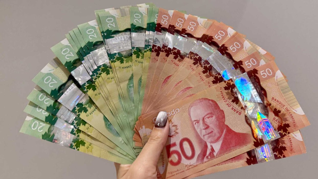 De l'argent canadien.