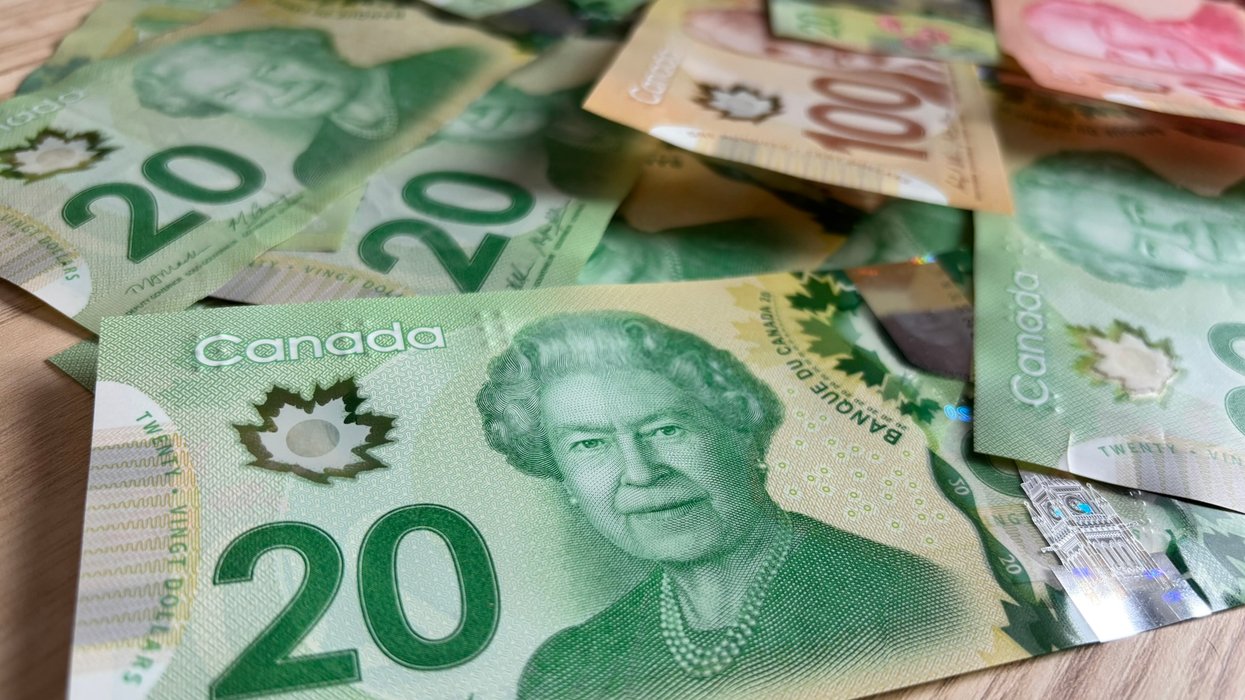 De l'argent canadien.