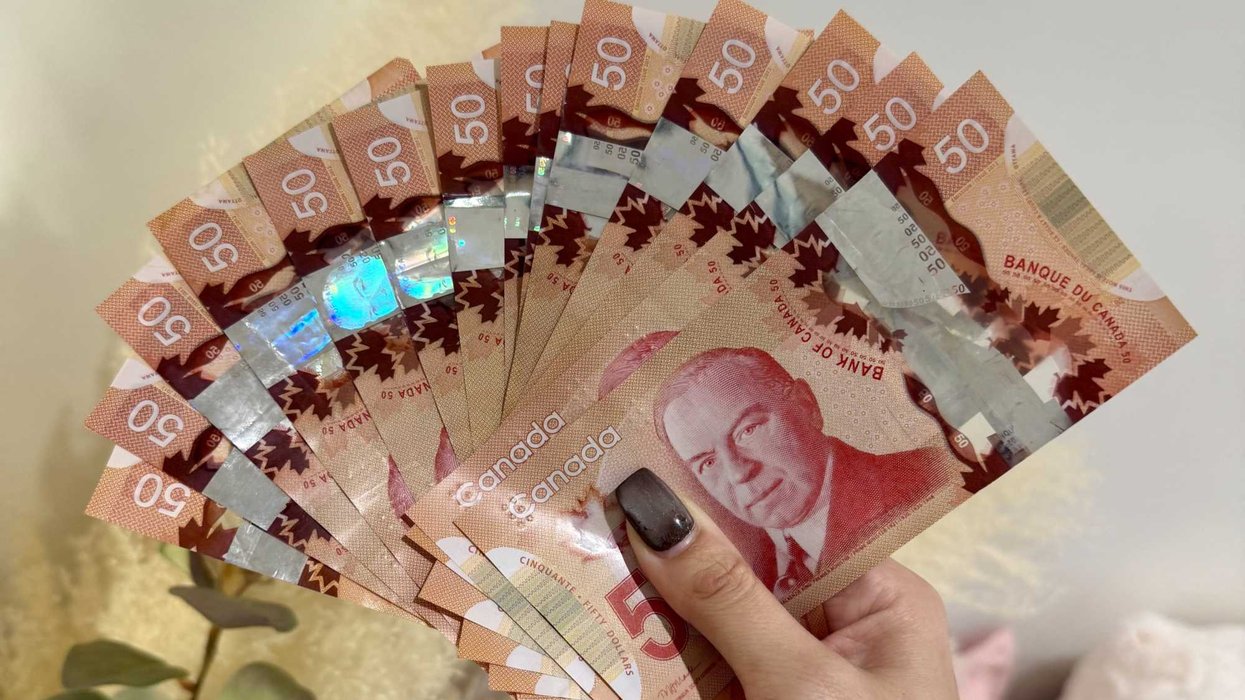 De l'argent canadien.