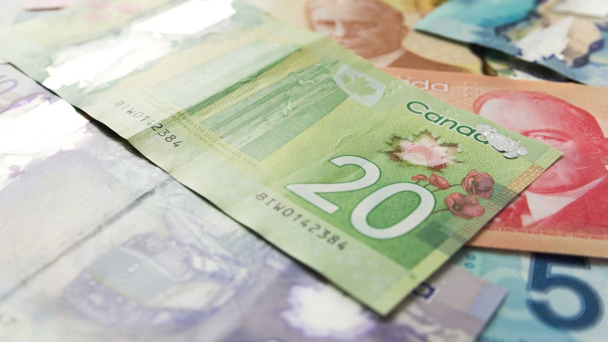 De l'argent canadien.