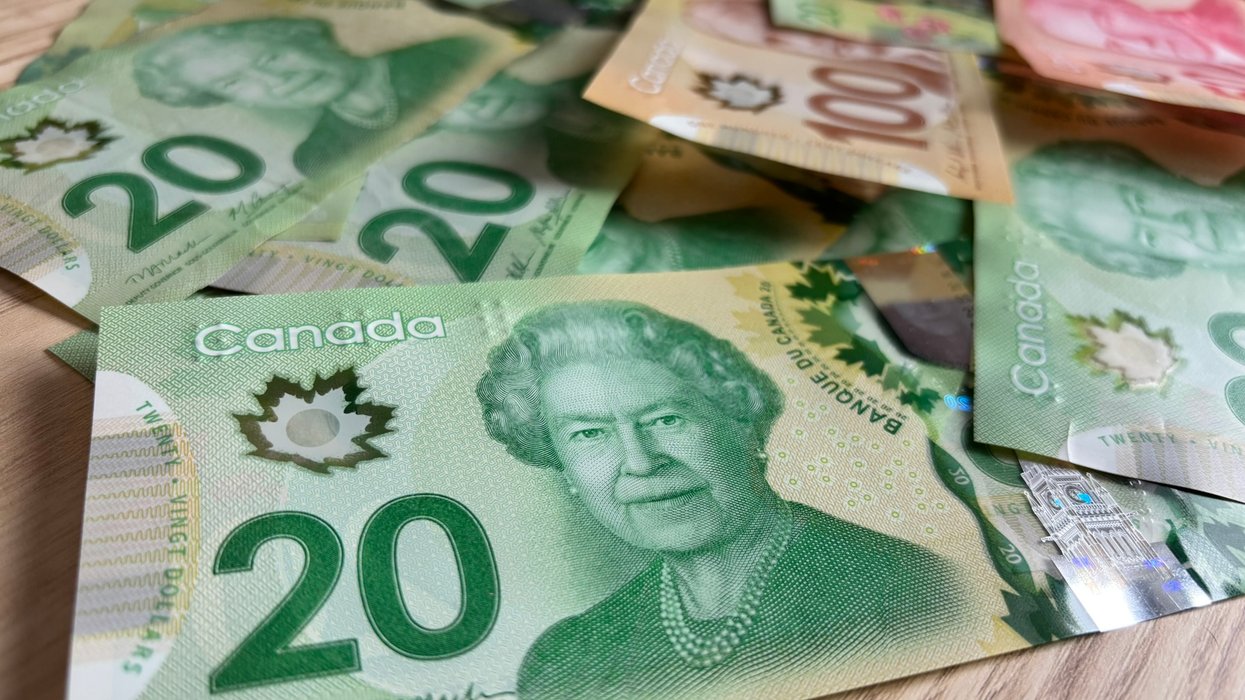 De l'argent canadien.
