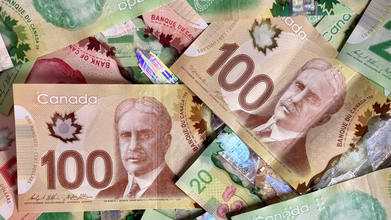 De l'argent canadien.