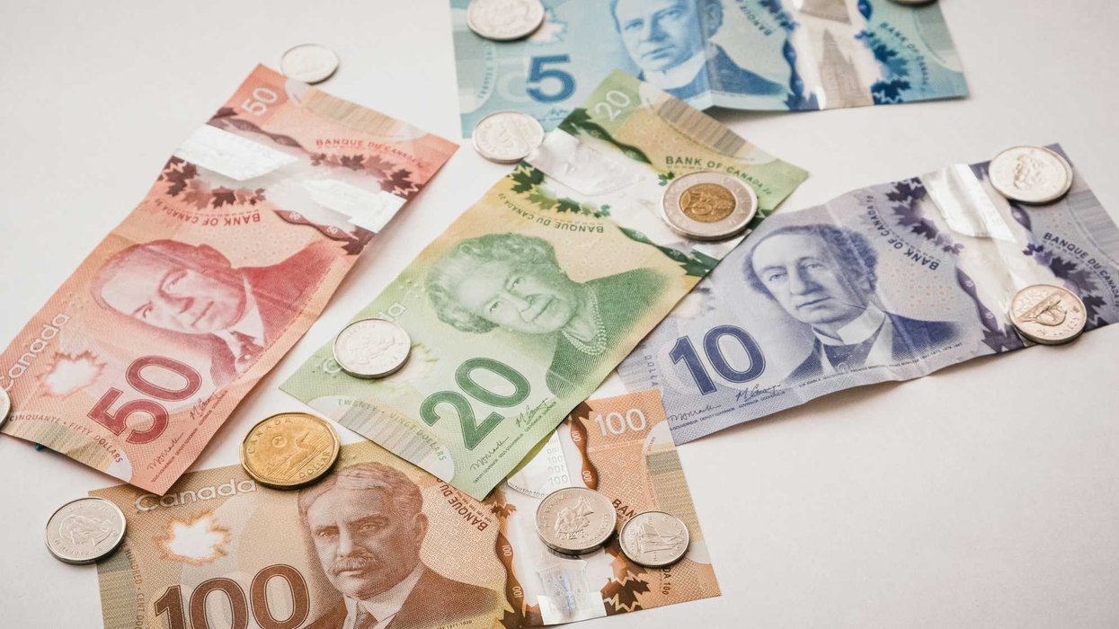 De l'argent canadien.