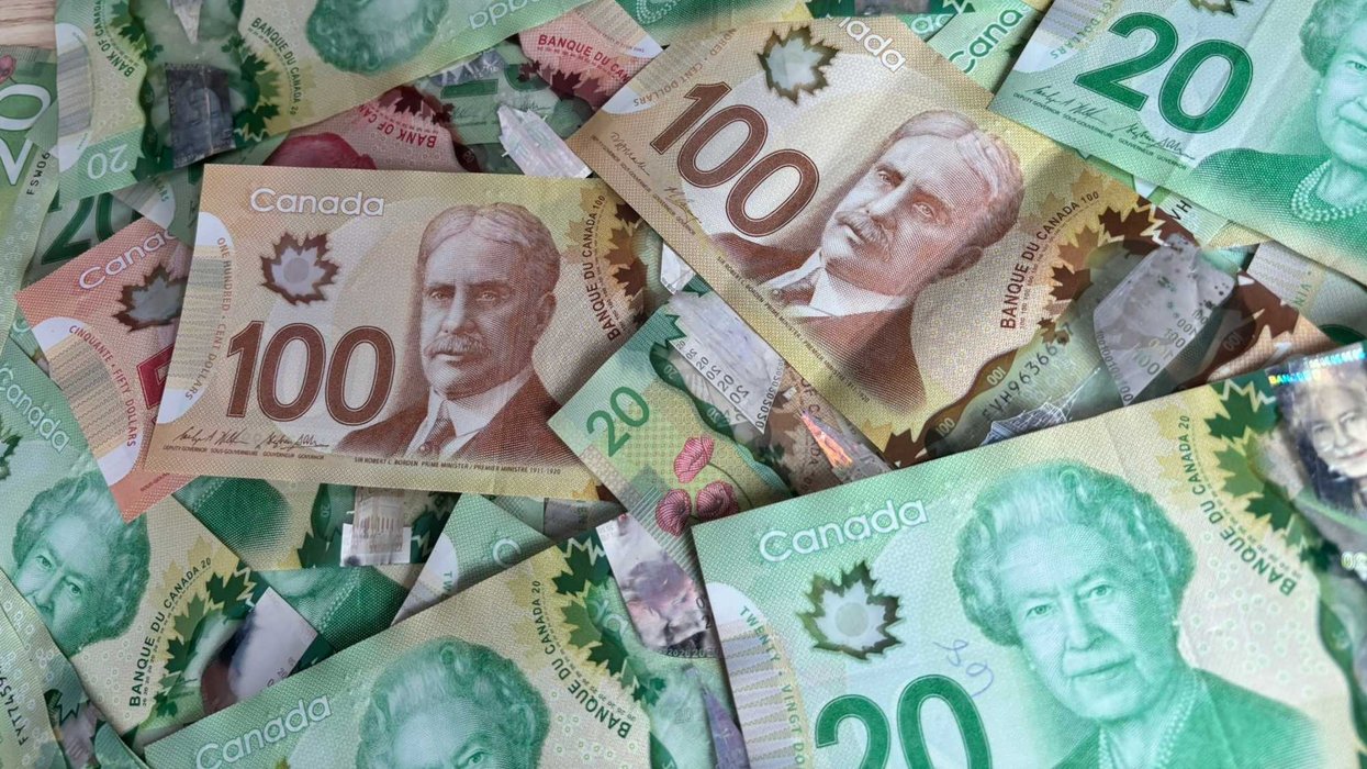 De l'argent canadien.